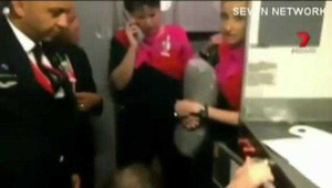 Clip: Nước tuôn như suối trên máy bay chở khách