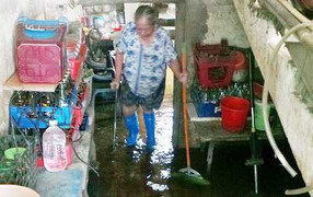 Clip: Dân Thủ đô sống chung với nước thải ngập nhà