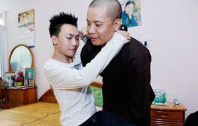 Chàng trai 'chỉ biết bò' đến trường thi trên vai sư thầy