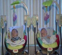 Thương cảnh hai bé chào đời thiếu mắt