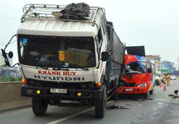 Xe khách 'hôn' đuôi xe tải đoạn cao tốc trên cao, 6 người thương vong