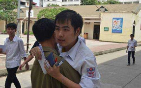 Sĩ tử bị teo cơ chinh phục ước mơ ĐH trên đôi vai bố