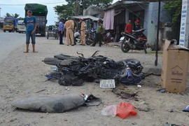 Xe tải tông xe máy nát bét, 2 người thương vong