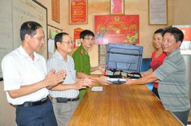 Đi tập thể dục phát phiện va li đựng đầy tiền, vàng