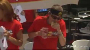 Clip: Cô gái 'hủy diệt' 26 bánh Hamburger trong 10 phút