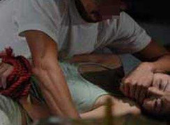 Kẻ cướp đột nhập giữa đêm, trói chồng rồi thay nhau hãm hiếp vợ