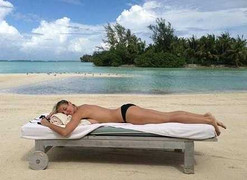 Du khách Anh thích cởi trần, tắm tiên