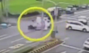 Clip: May mắn thoát chết sau khi văng lên không