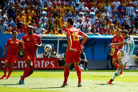 Clip: Higuain sút chạm xà ngang khung thành ĐT Bỉ