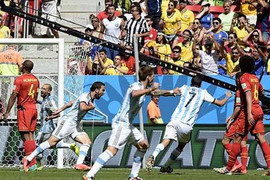 Higuain lập công, Argentina vào bán kết sau 24 năm