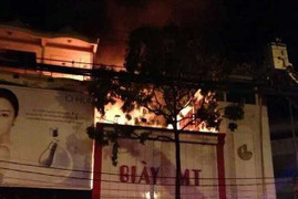 Vợ chồng đại tá công an và con gái chết cháy trong nhà vệ sinh