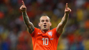 Clip: Sneijder hai lần không thắng nổi xà ngang, cột dọc