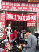 Treo biển thanh lý rởm, cửa hàng Hà Nội vớ bẫm