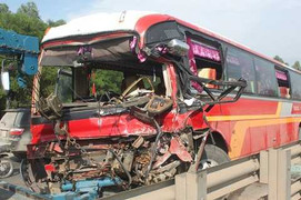 Xe khách đối đầu xe tải, 20 khách du lịch Hà Nội nhập viện