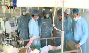 Clip: Chủ tịch nước thăm nạn nhân vụ rơi máy bay ở Hòa Lạc