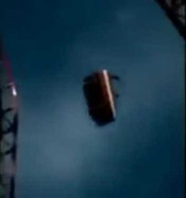 Clip: Kinh hoàng tàu lượn siêu tốc bay khỏi đường ray