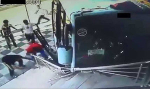 3 người tán gẫu trên vỉa hè bị xe buýt mất lái tông trực diện