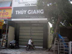 Cứu hàng chục người ngất lịm trong căn nhà rực lửa