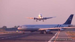 Thót tim hai máy bay suýt đâm nhau trên đường băng