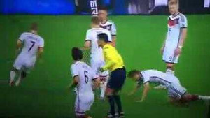 Màn dàn xếp đá phạt 'dị' chưa từng thấy của tuyển Đức