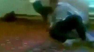 Choáng clip em bé tung quyền cước đánh gục bố trong chớp mắt