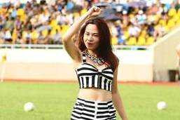 Lưu Hương Giang đốt cháy sân cỏ với vũ đạo nóng bỏng