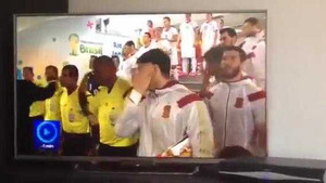 Clip: Trọng tài vuốt tóc chữa ngượng vì không được bắt tay