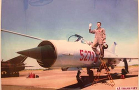 Rơi máy bay Mi-171: Người vợ ôm con khóc ngất gọi tên chồng