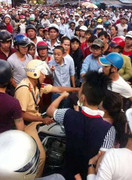 Cảnh sát giao thông bị hàng trăm người vây đòi hành hung