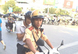 Quên giấy tờ, nam sinh được CSGT chở về tận nơi trọ