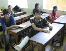 Sĩ tử bó bột từ bệnh viện đến thẳng điểm thi