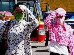 Sĩ tử thi đại học trong nắng nóng