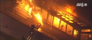 Clip: CĐV Brazil quá khích đốt cháy 20 xe buýt