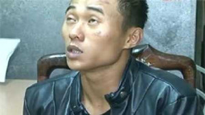 Clip: 'Ngáo đá' điên cuồng khống chế nữ tiếp viên trong nhà tắm