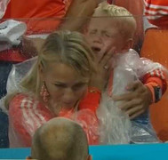 Hà Lan thua đau, con trai Robben khóc ròng trên khán đài