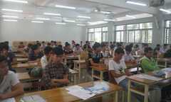 Vào nhà vệ sinh gọi điện thoại, giám thị bị đình chỉ coi thi