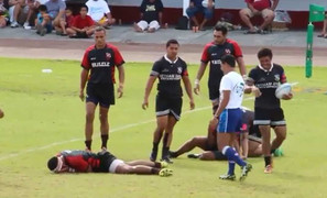 Cầu thủ ăn vạ 'củ chuối' khiến đối thủ không thể nhịn cười