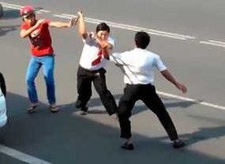 Clip: Hai tài xế taxi cầm hung khí ẩu đả như phim chưởng giữa phố