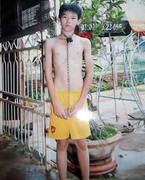 Căm phẫn người cha xích con vào trụ điện đánh