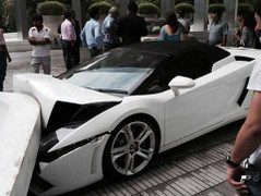 Lễ tân khách sạn đâm nát siêu xe Lamborghini