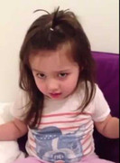 Bé gái xinh như búp bê làm tan chảy trái tim dân mạng