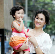 Những hoa hậu Việt lặng lẽ nuôi con một mình