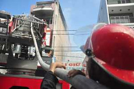 Gần trăm cảnh sát căng mình dập đám cháy ở Đà Nẵng