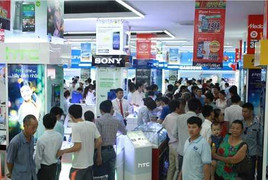 Mặc mưa gió xếp hàng đợi khai trương siêu thị mới