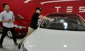 Cơn giận lôi đình của ông giám đốc bị giao xe chậm