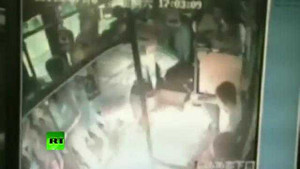 Clip: Châm lửa đốt xe bus chật ních người ở Trung Quốc