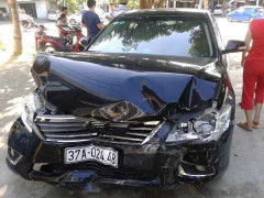 2 ôtô Camry biến dạng sau cú tông ngang