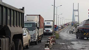 Cầu kẹt cứng, tài xế bỏ xe 'ngồi chơi xơi nước'