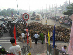 Video: Tài xế container trổ tài tránh cú lật xe kinh hoàng