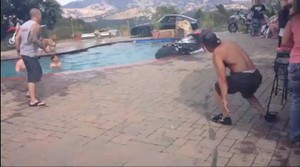 Thanh niên thích thể hiện với xe đua rồi lao xuống hồ